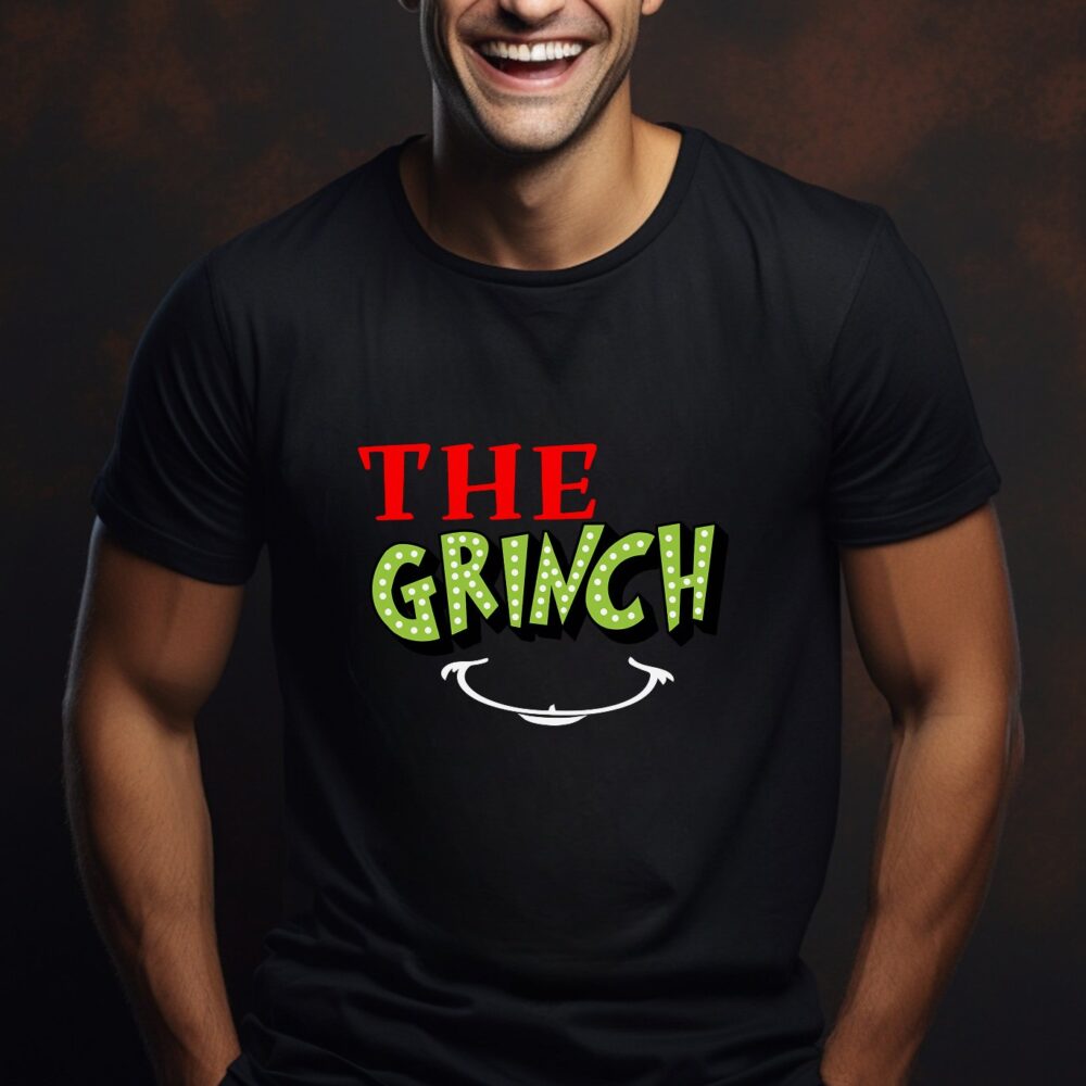 Bărbat în picioare purtând tricou negru The Grinch, vedere frontală pentru prezentarea designului