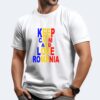 Barbat poarta tricou personalizat romanesc alb Keep Calm and Love Romania, design tricolor, vedere din fata.