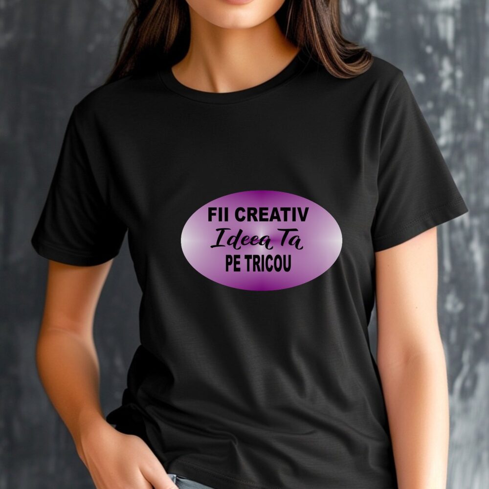 Model poarta tricou din bumbac negru, personalizat la alegere, cu text propiu, imagine sau mesaj la alegere. Tricou custom, personalizat online pentru orice ocazie.