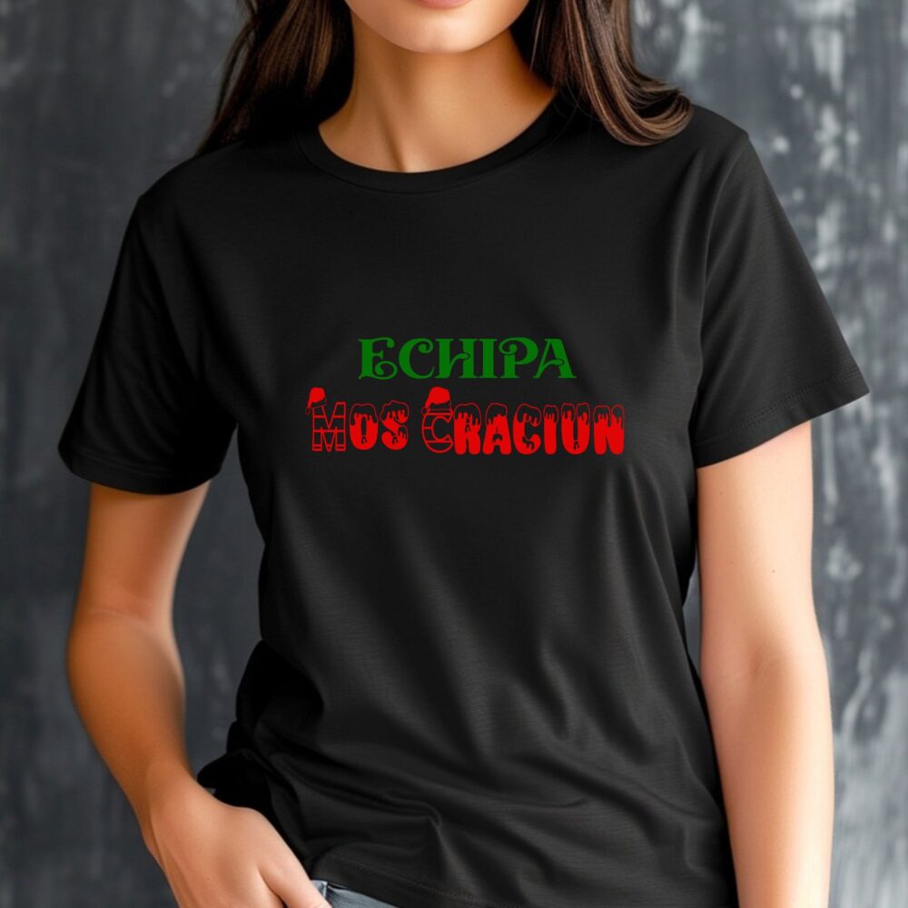 Femeie purtând tricou personalizat negru cu text „Echipa Moș Crăciun”, focalizare pe mesaj și detaliile de personalizare.