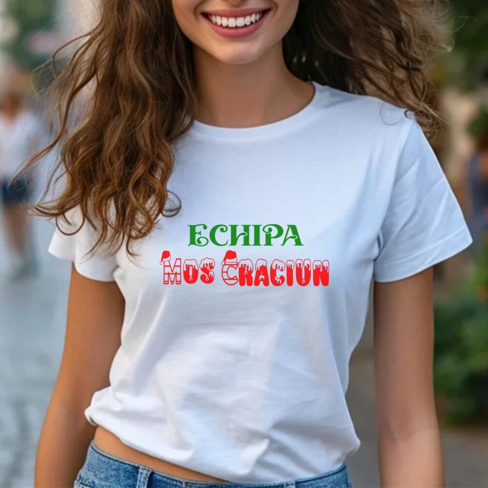 Detaliu apropiat al textului personalizabil „Echipa Moș Crăciun” purtat de model, tricou alb, evidențiind culorile festive - rosu-verde.