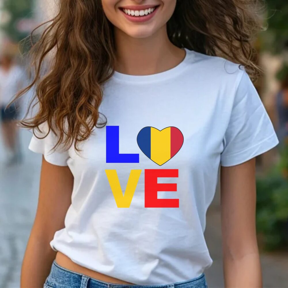 Tricou personalizat alb LOVE România – detalii clare ale mesajului și zonei pentru personalizare text sau nume.
