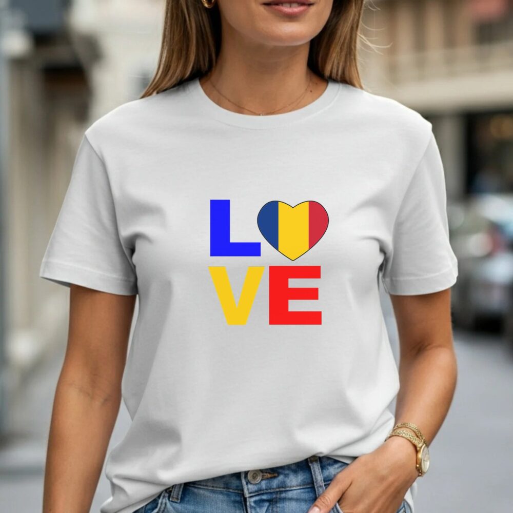 Femeie poartă tricou personalizat LOVE România alb din bumbac 100%, cu inimă tricoloră, vedere din față.