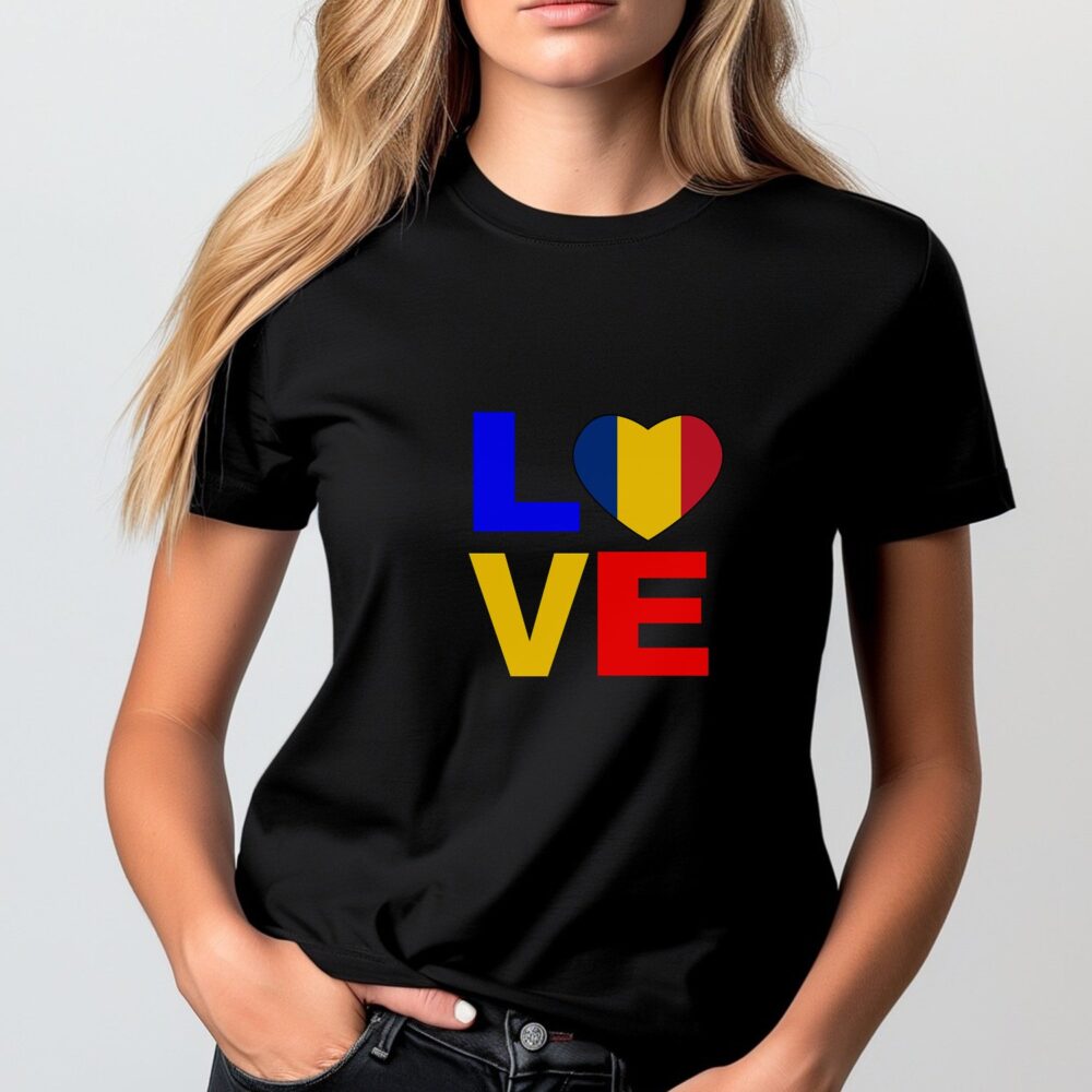 Femeie poartă tricou personalizat 1 Decembrie - LOVE România negru, design cu inimă în culorile tricolorului, vedere frontală.