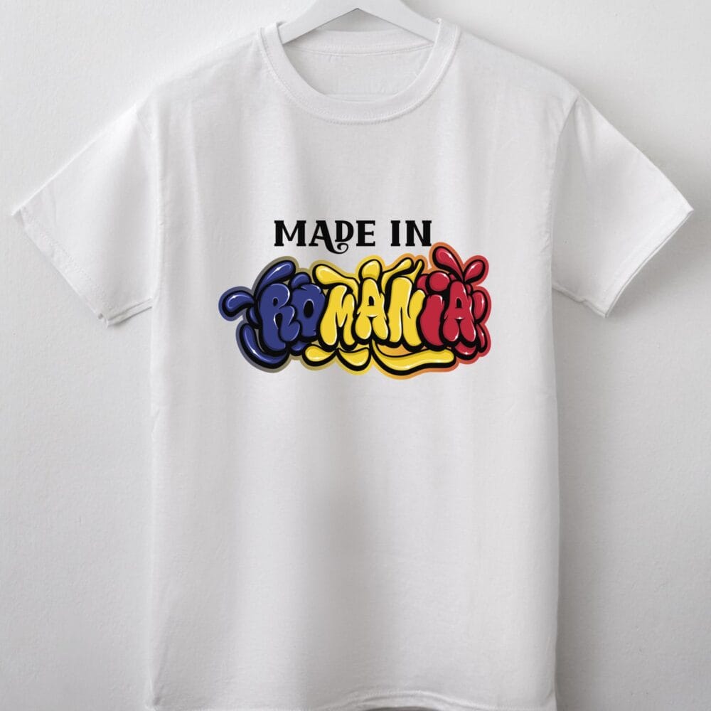 Tricou alb personalizat Made in Romania, expus pe umeraș, cu design tricolor și opțiune de personalizare cu nume sau mesaj propriu