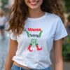 Femeie purtând tricou Crăciun Mama Sassy Elf, personalizat pentru femei, vedere din față – cadou Crăciun personalizat