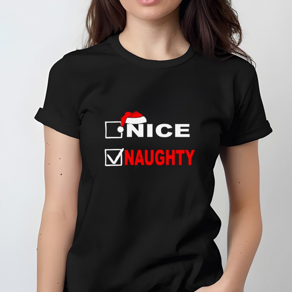 femeie purtând tricou personalizat negru cu text „Naughty or Nice”, focus pe mesaj și font personalizabil pentru cadou Crăciun