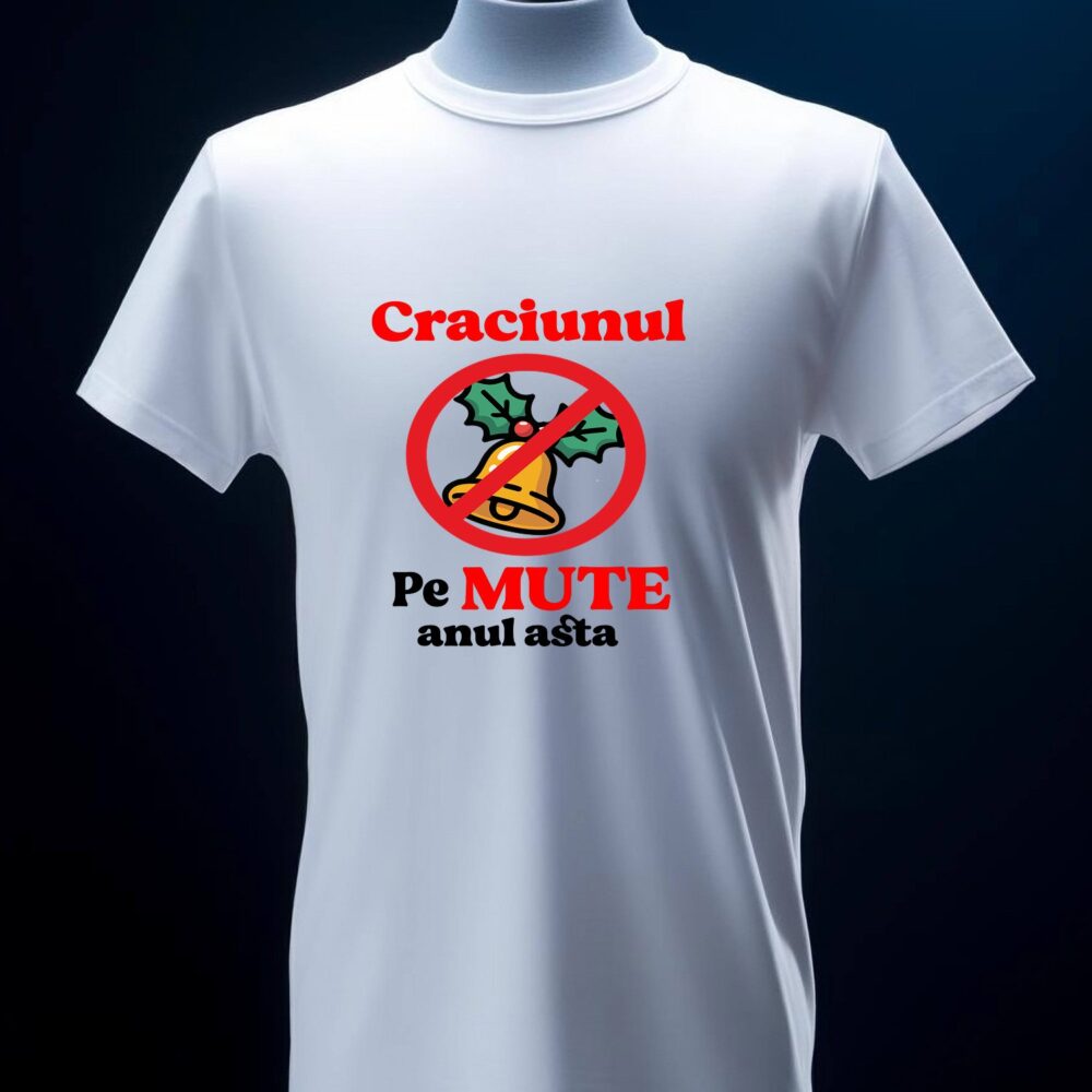 tricou alb personalizat Crăciun pe manechin, vizualizare clară mesaj "Crăciunul Pe MUTE", design clopoțel interzis, tricou amuzant de Crăciun, text personalizabil