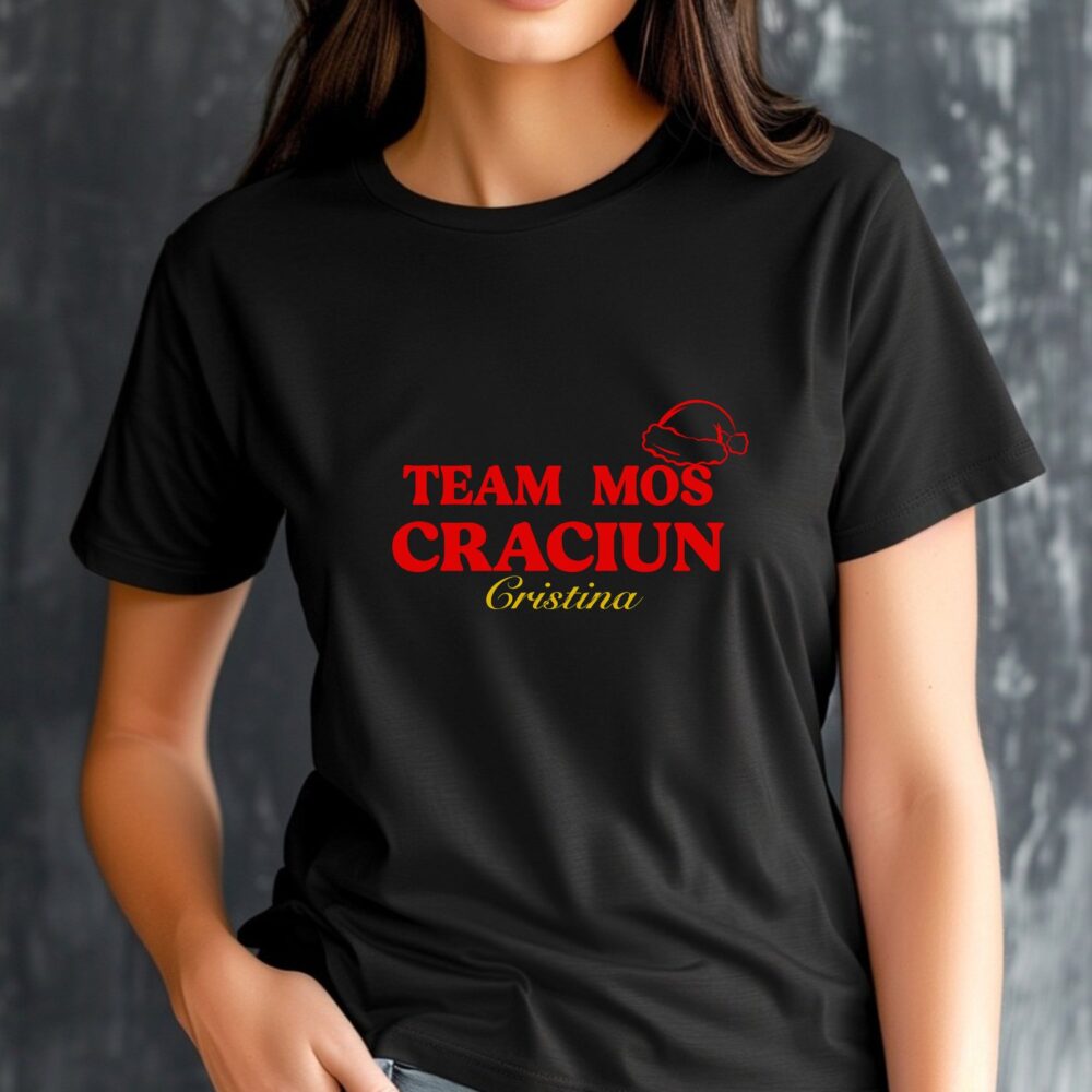Tricou negru personalizat Crăciun cu mesaj Team Moș Crăciun și nume, detaliu text și grafică
