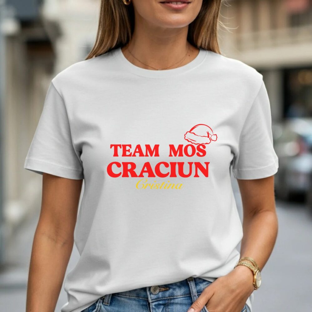 Detalii clare ale textului personalizabil pe tricou Crăciun Team Moș Crăciun, nume adăugat