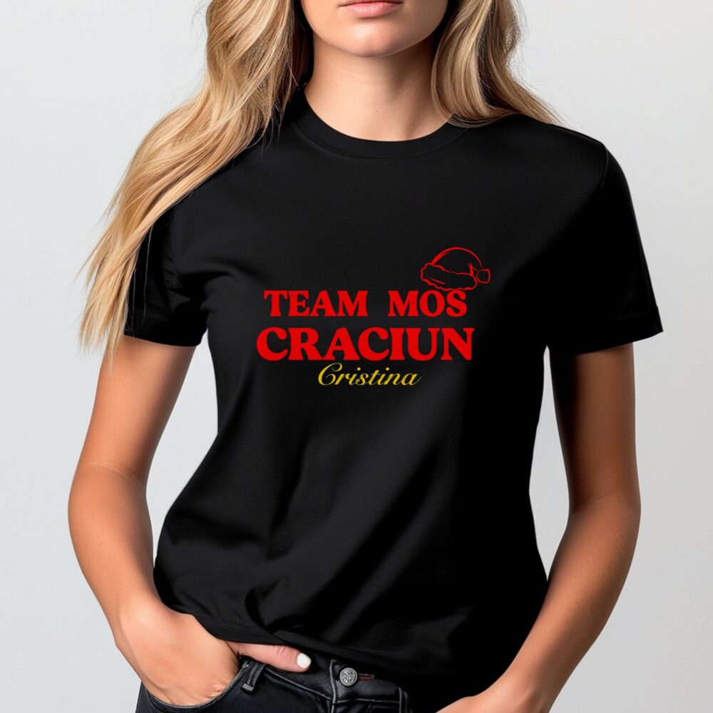 Femeie purtând tricou Craciun personalizat negru , grafica festiva si mesaj editabil Team Moș Crăciun personalizat cu nume, vedere frontală, outfit festiv Crăciun