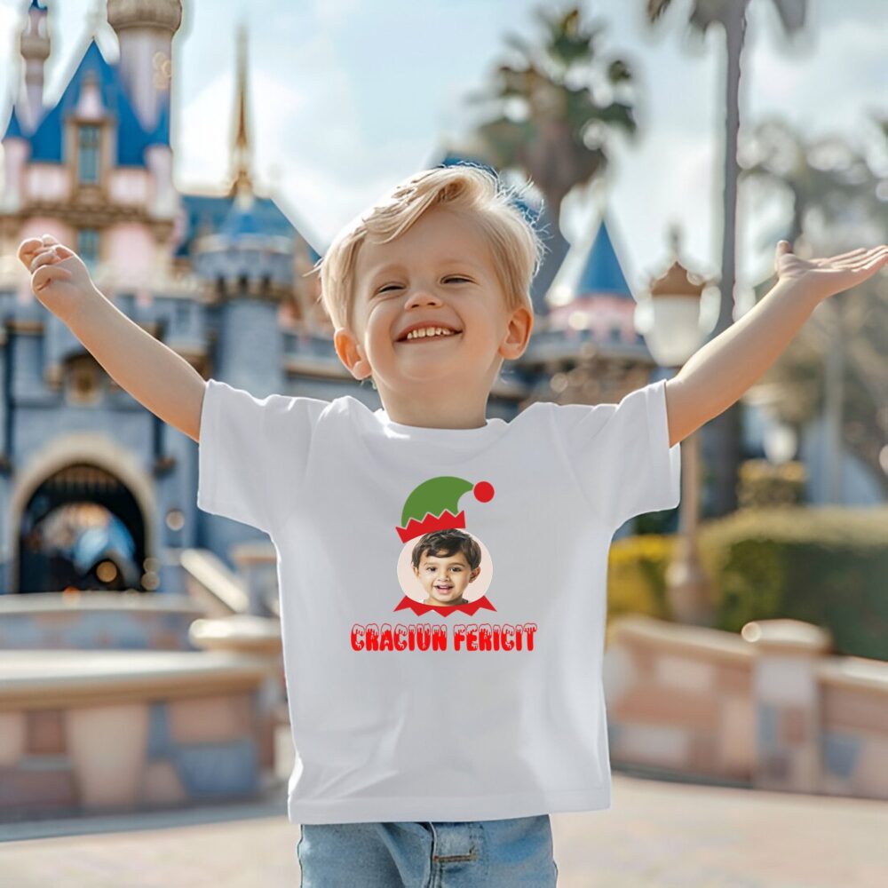 Tricou de Crăciun personalizat pentru copii cu fotografie proprie, băiat zâmbitor purtând tricou alb cu design de elf.