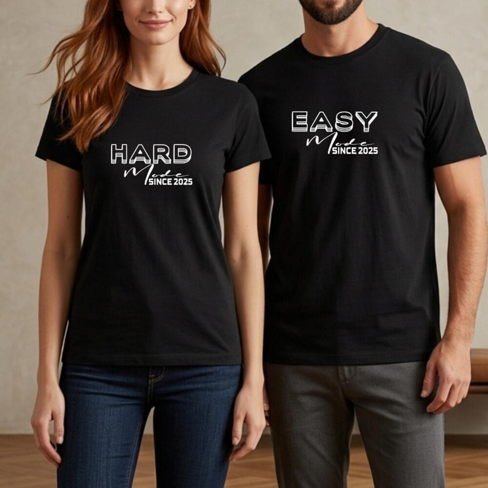 Cuplu purtând tricouri negre Easy Mode și Hard Mode, set matching funny personalizat pentru relații cu umor