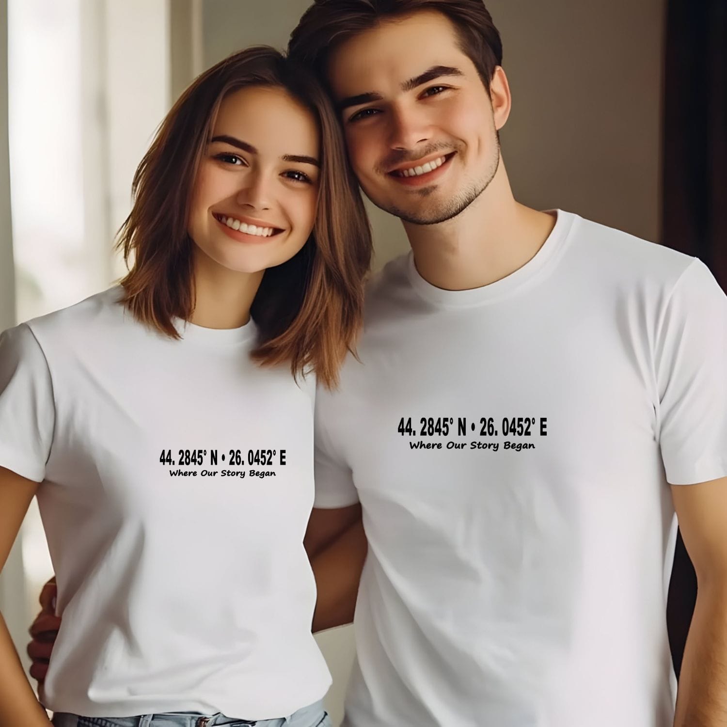 tricouri-cuplu-albe-personalizate-where-our-story-began Cuplu purtând tricouri albe personalizate cu coordonate și mesaj Where Our Story Began