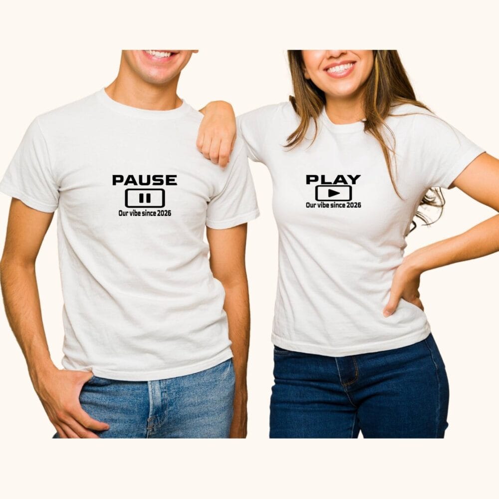 tricouri cuplu albe Play și Pause cu mesaj Our vibe since 2026, cadou personalizat pentru cupluri tinere