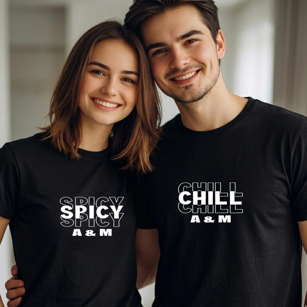 Tricouri cuplu negre Spicy și Chill personalizate cu inițiale, model modern și cool pentru iubit și iubită