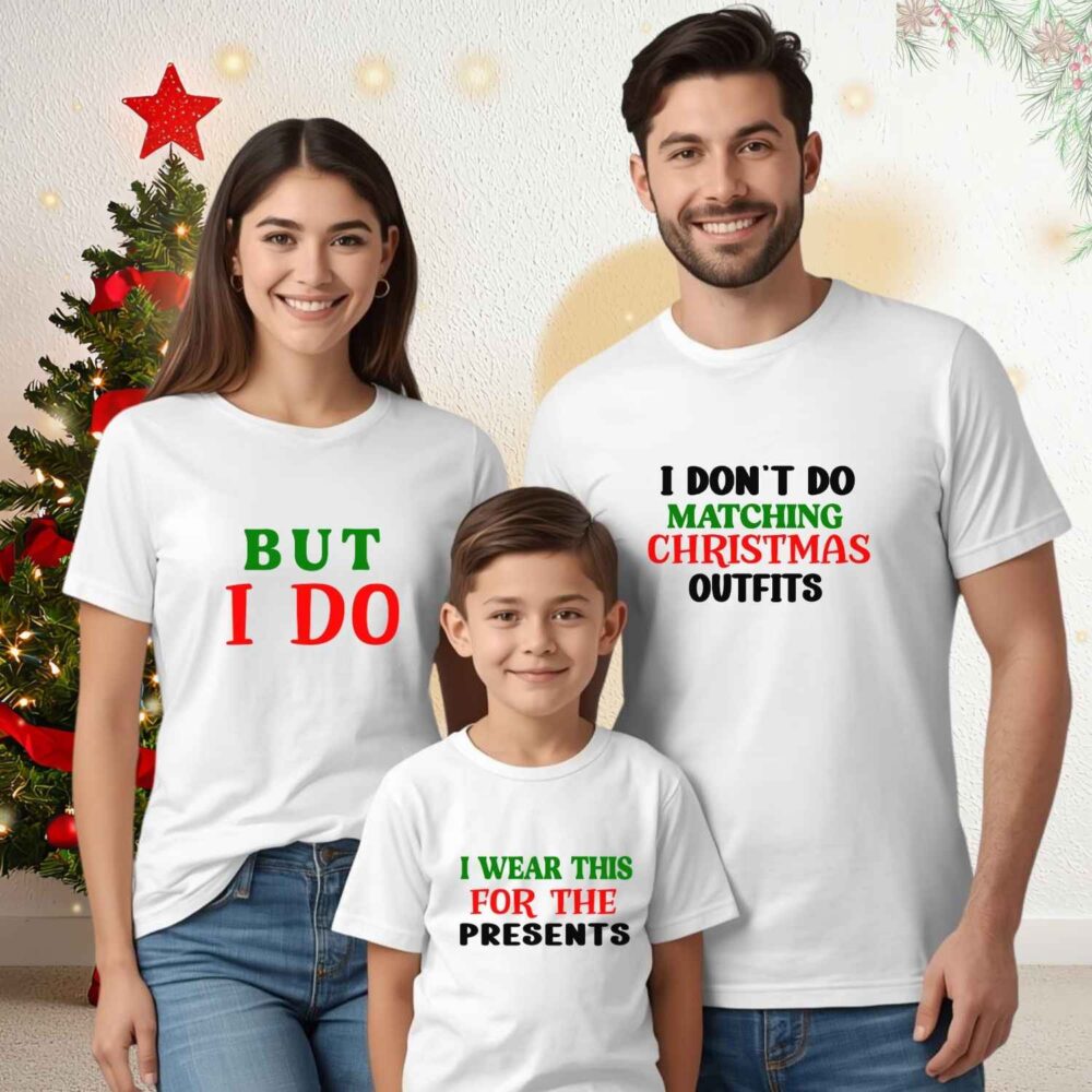 Familie purtând tricouri matching de Crăciun personalizate