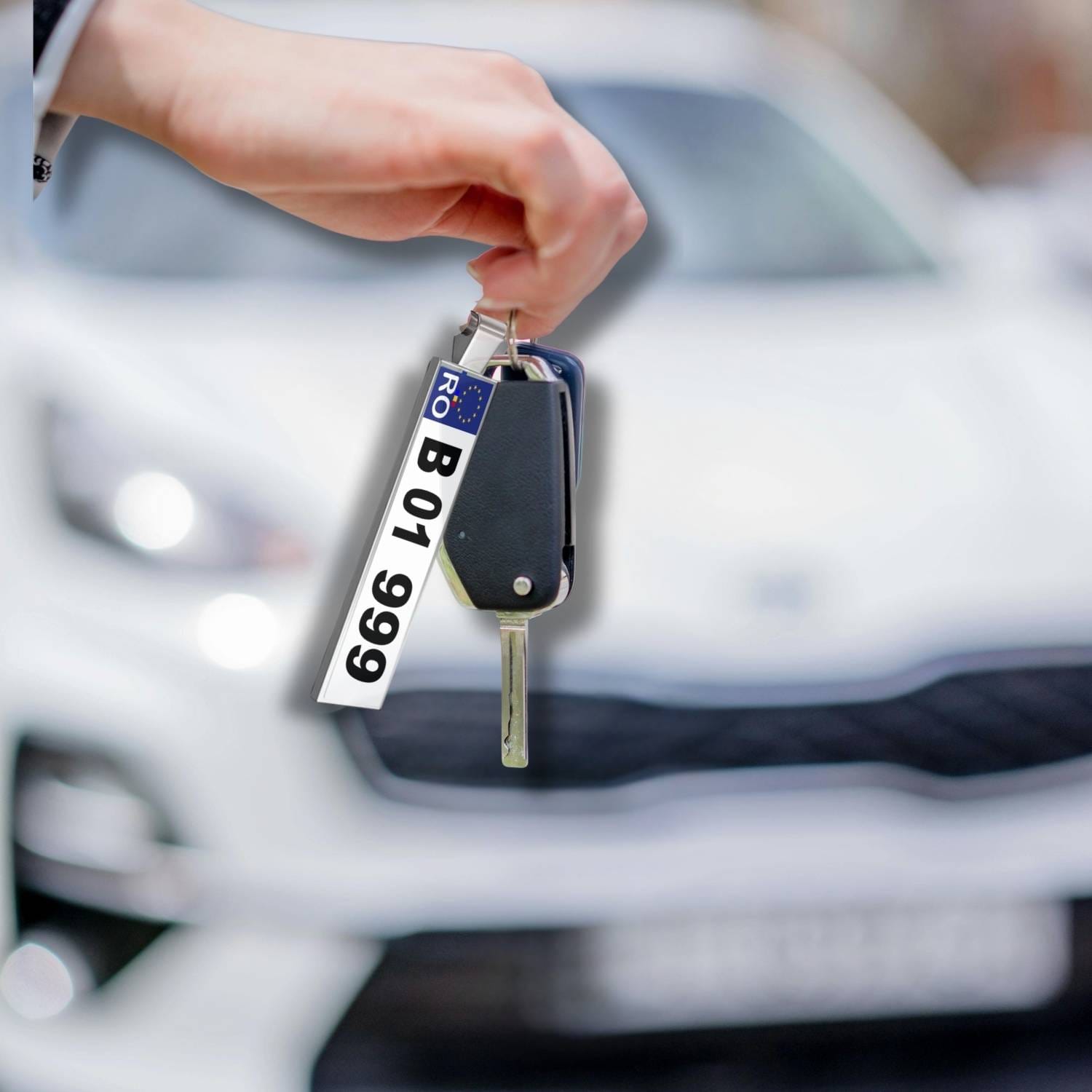 breloc-auto-personalizat-cu-numar-inmatriculare-si-nume-sau-mesaj-propriu Breloc număr auto personalizat față-verso – număr pe față și mesaj pe spate. Cadou util sofer/șoferiță pentru orice ocazie