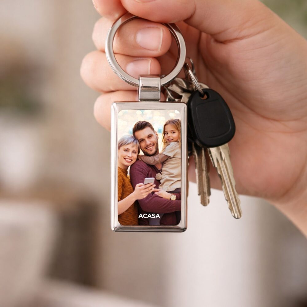 Breloc personalizat cu poza familie și text scurt ACASA. Cadou cu cmintiri și emoție pentru orice ocazie