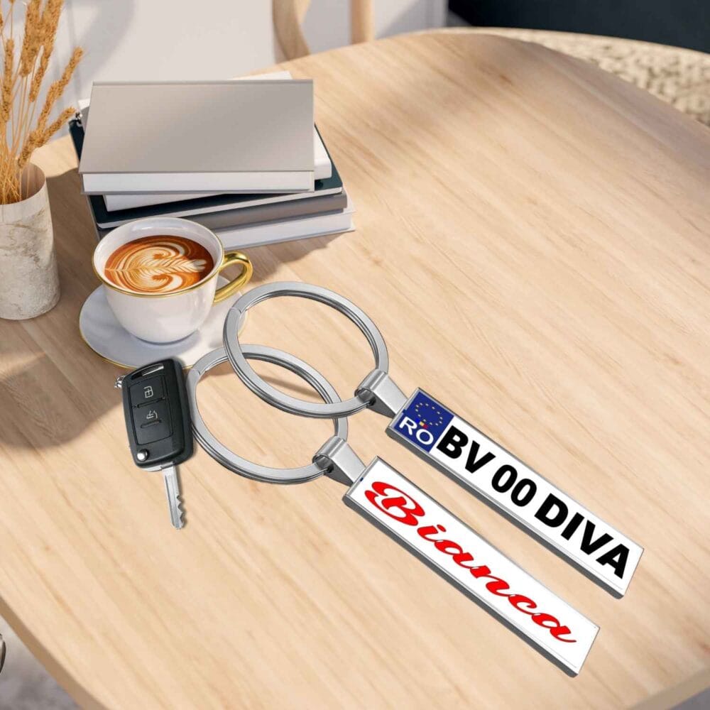 Breloc personalizat auto față/spate. Număr de înmatriculare pe față, și nume, sau mesaj pe spate. Cadou util, rapid și foarte apreciat.