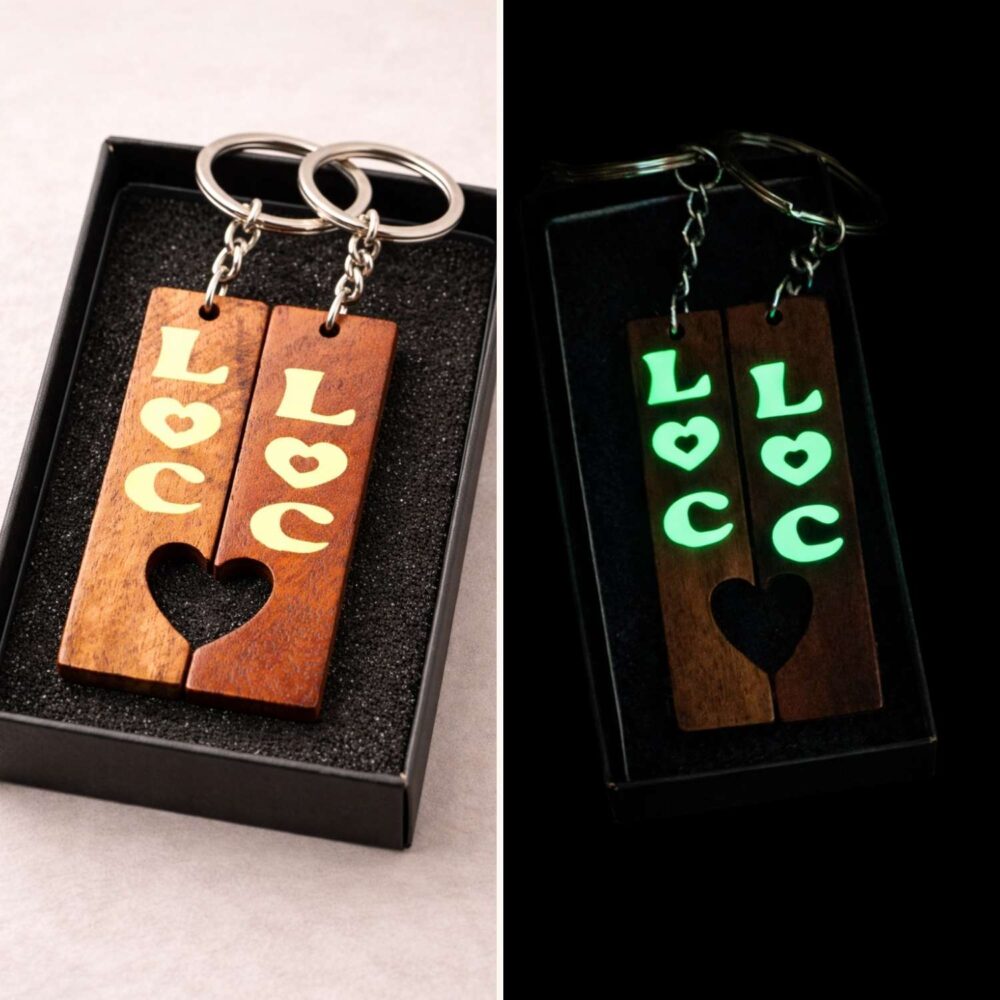 Brelocuri cuplu personalizate glow in the dark în cutie neagră – model romantic cu inimă și inițiale cuplu, el/ea sau soț-soție. zi/noapte