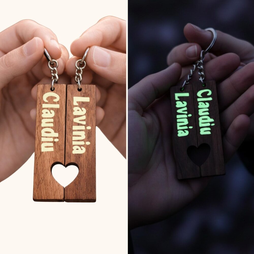 Brelocuri cuplu din lemn cu nume personalizate, glow in the dark – prezentare în mână zi/noapte