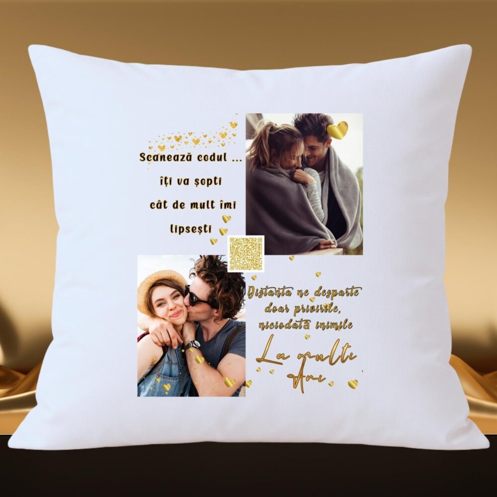 Pernă personalizată 40x40 cu două poze și , mesaj emoționant pentru cei la distanță. PErsonalizare cu cod QR pentru audio/video cu emoție.