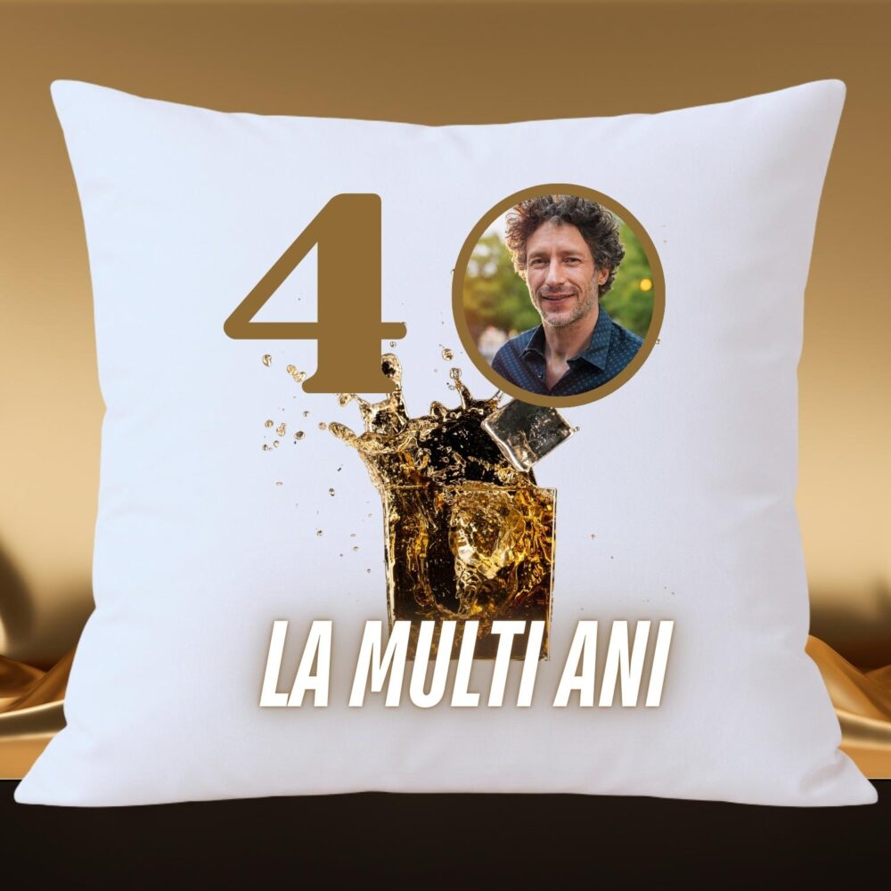 Pernă personalizată 40x40 cu vârstă și poză „La mulți ani” – cadou aniversar TOAST pentru el sau ea