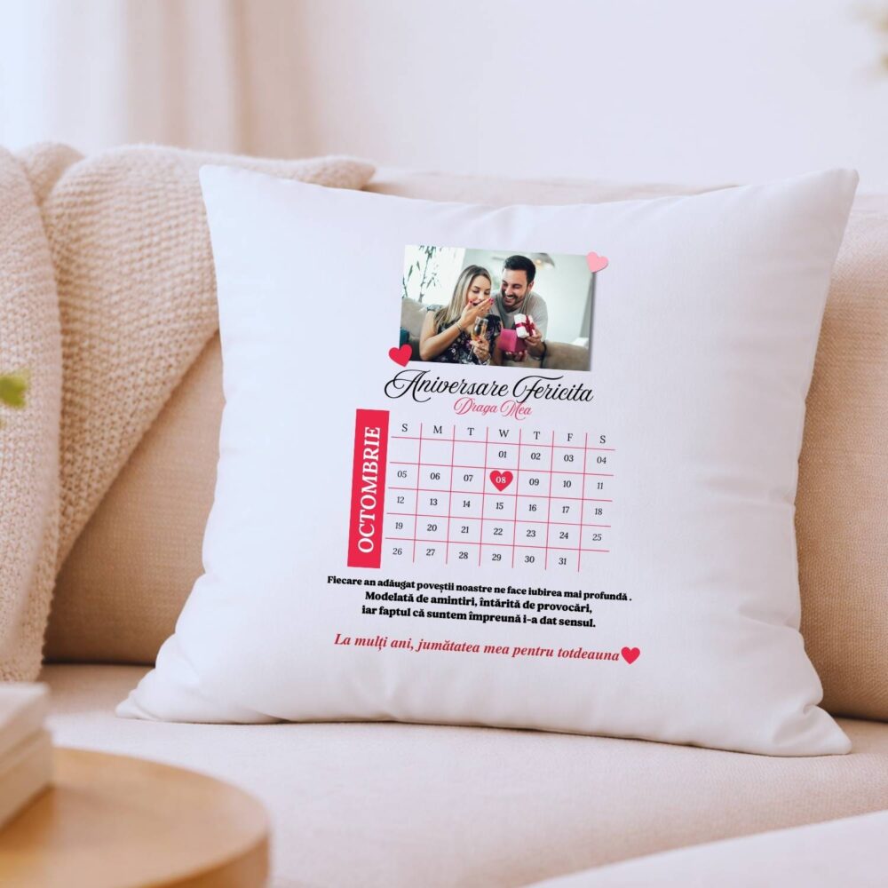Perna personalizata calendar aniversare 40x40 cu poza si mesaj și grafică calendar cu data – cadou aniversare relatie