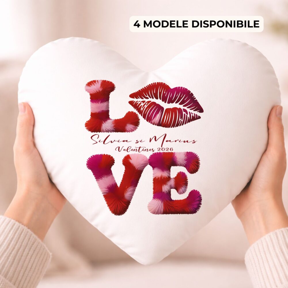 Pernă inimă personalizată LOVE. Cadou cu mesaj, inițiale de cuplu, nume sau text.