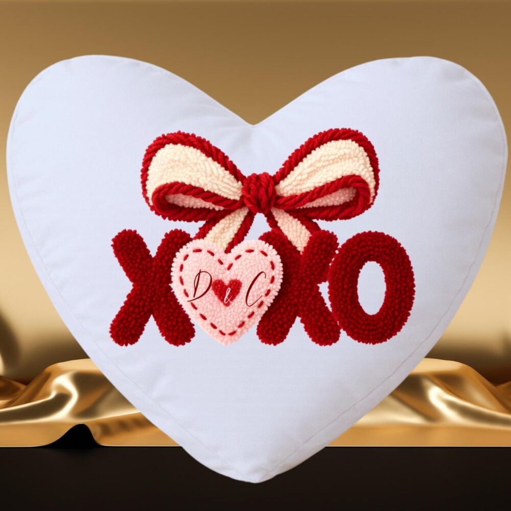 Pernă personalizată inimă XOXO cu initiale de cuplu și stil brodat romantic
