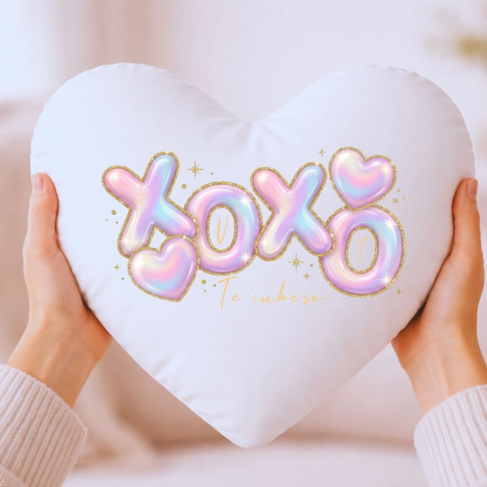 Pernă personalizată inimă XOXO elegantă cu efect holografic, cu inițiale și mesaj