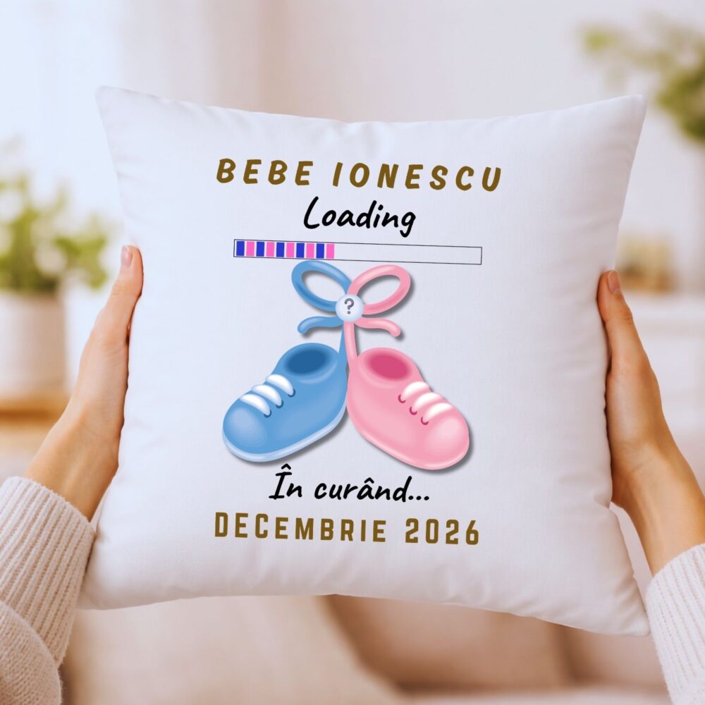Pernă personalizată Bebe Loading pentru anunț sarcină. Cadou surpriză pentru familie la baby shower.