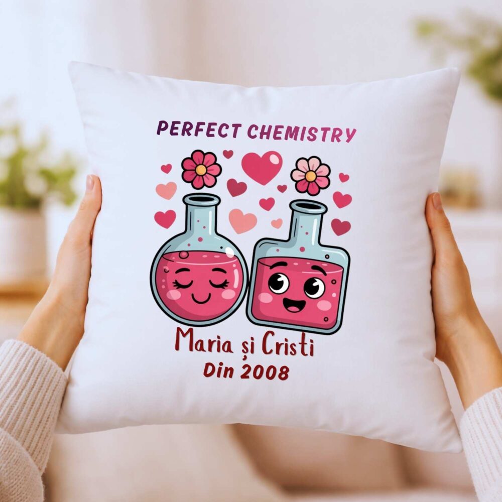Pernă personalizată Perfect Chemistry cu nume și an, model 40x40, cadou funny pentru cuplu