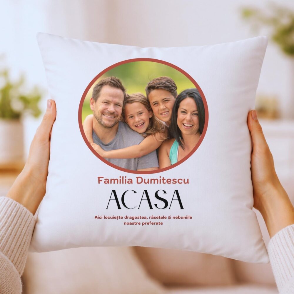 Perna personalizata cu poza familie si mesaj ACASA 40x40 – cadou pentru parinti, bunici, familie