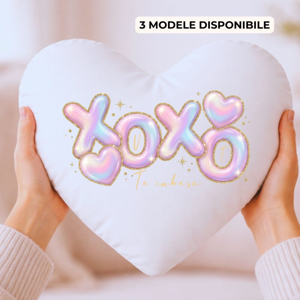 Pernă personalizată inimă XOXO. Model cu nume sau mesa, inițiale sau dată.