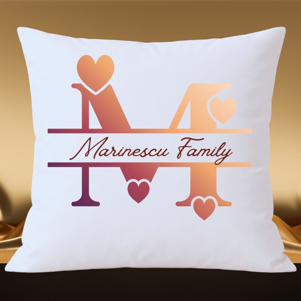 Perna personalizata cu initiala si nume familie 40x40 – cadou pentru casa noua, familie