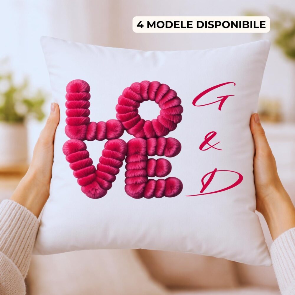 Pernă personalizată LOVE cu nume, inițiale sau mesaj. Cadou cu iubire pentru cupluri, îndrăgostiți, soți.