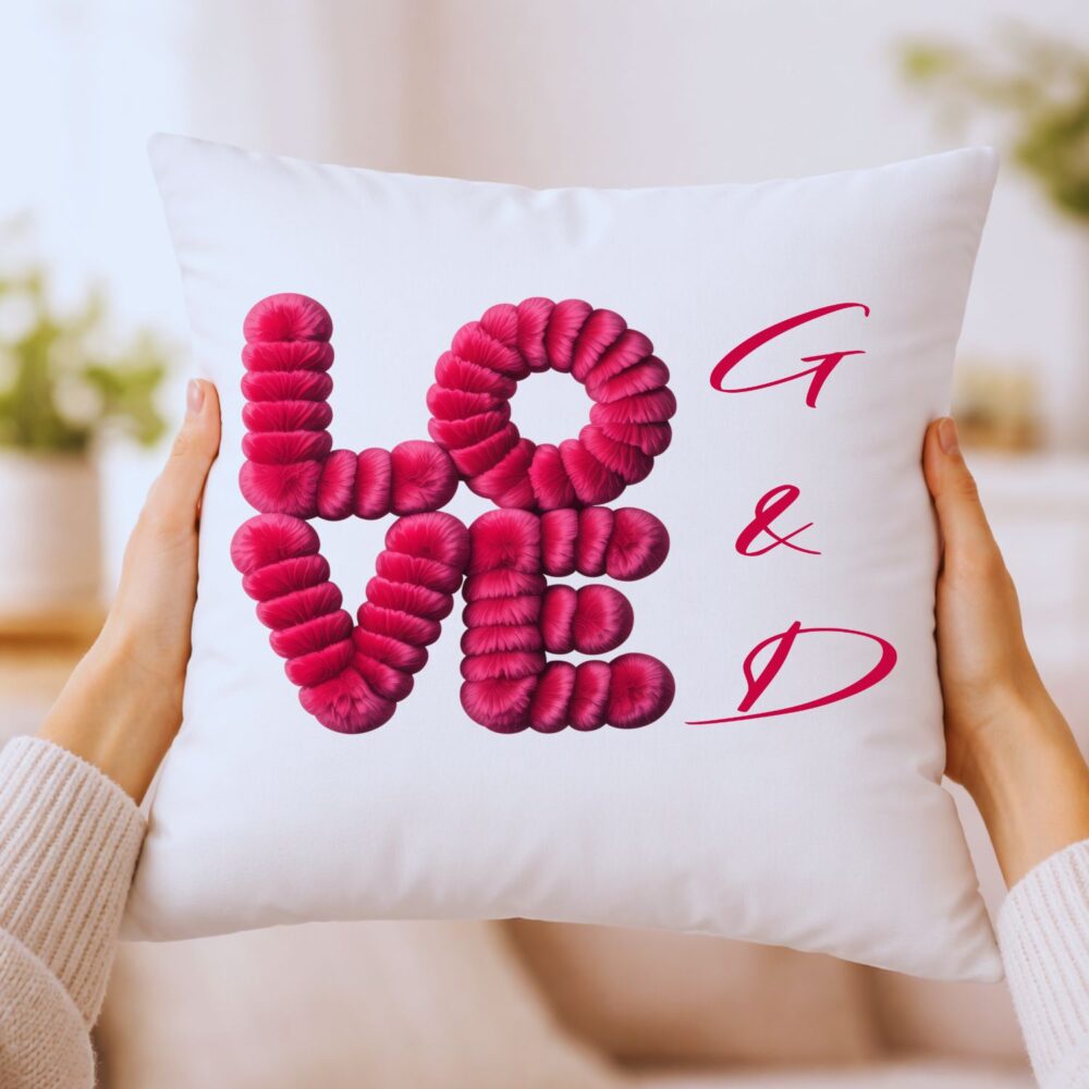 Pernă personalizată LOVE grafica pufoasă cu inițiale – cadou Valentine’s romantic