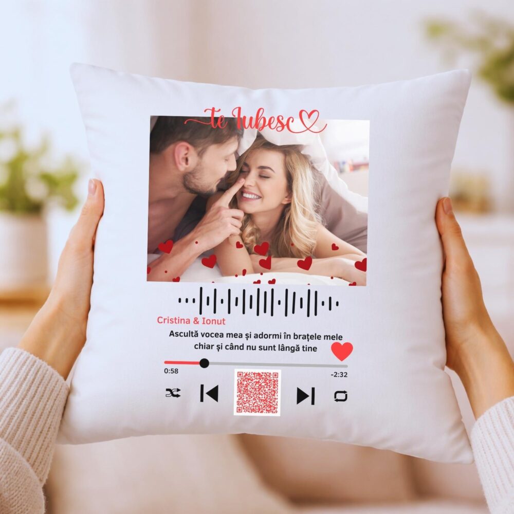 Pernă personalizată cu poză și cod QR cu mesaj audio / video sau melodie, 40x40, cadou romantic tip player.