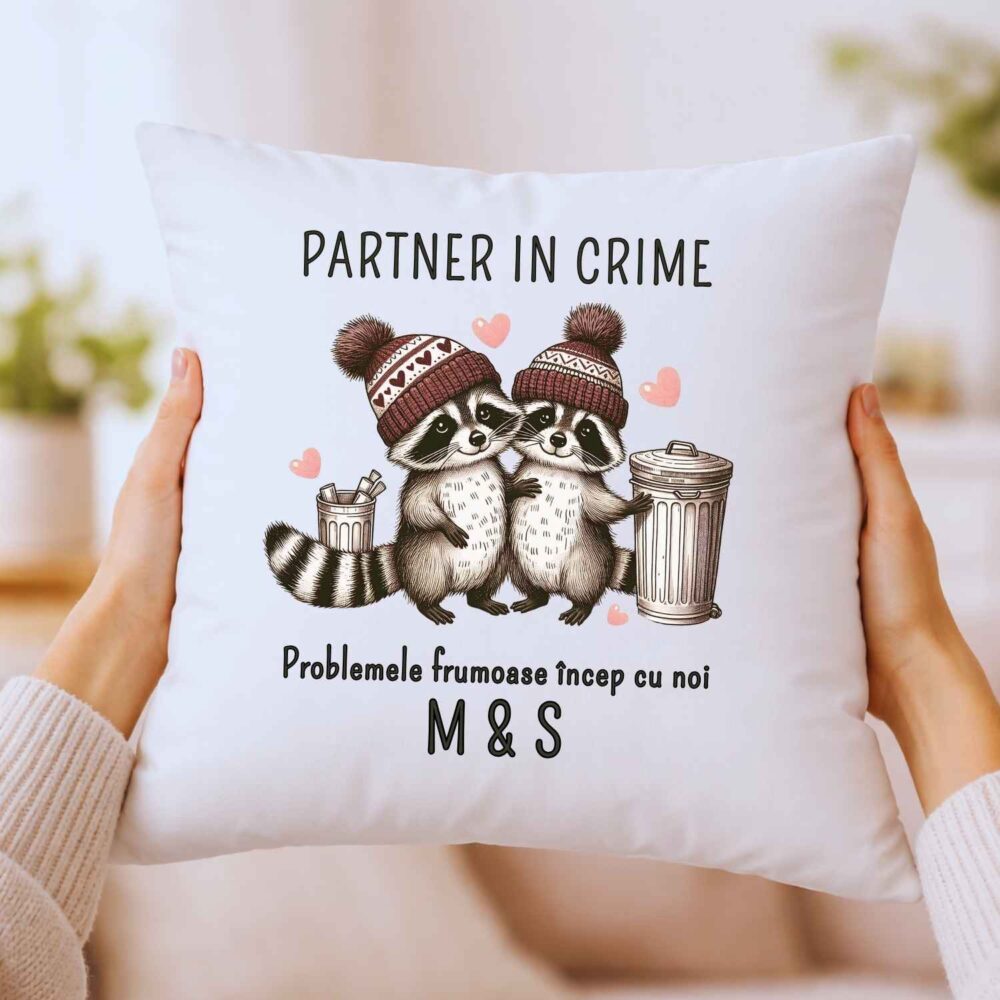 Pernă personalizată Partner in Crime pentru cuplu sau prieteni, model 40x40 cu inițiale și mesaj