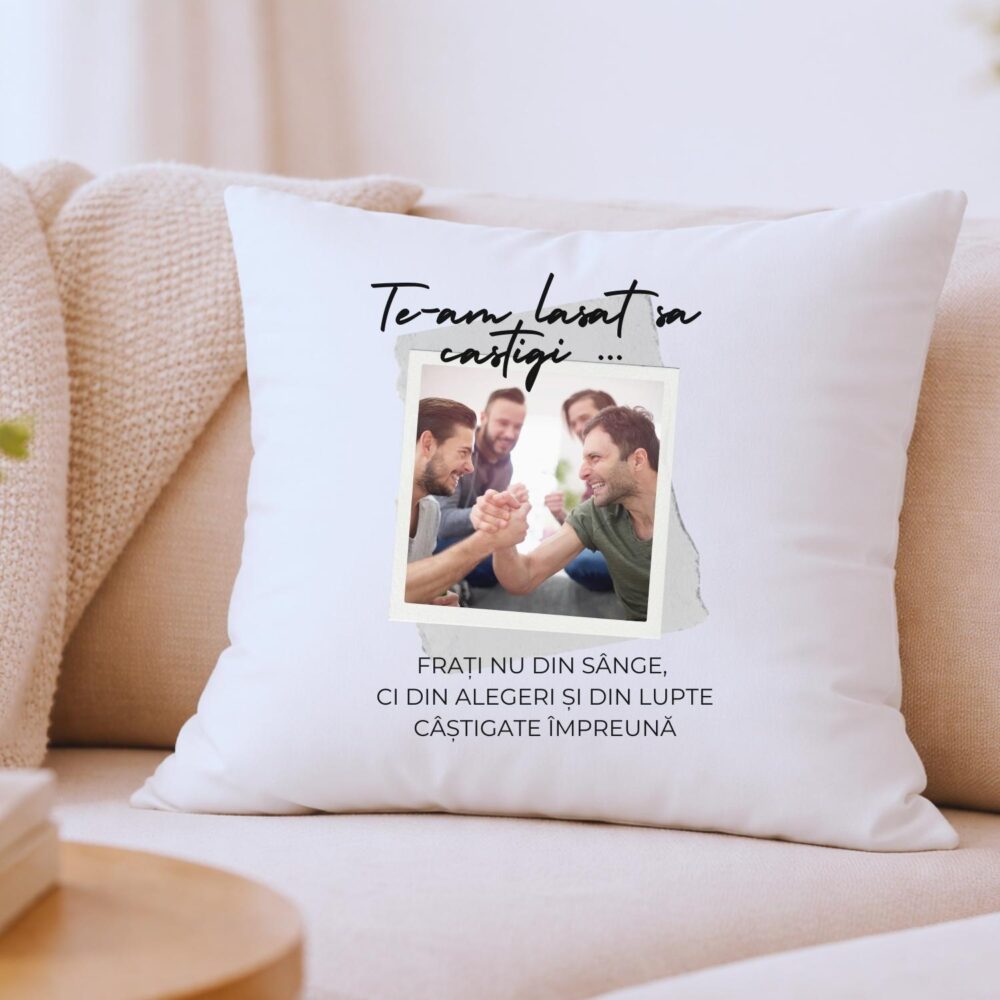 Pernă personalizată pentru prieteni 40x40 cu o poză și mesaj – cadou pentru gașcă și amintiri