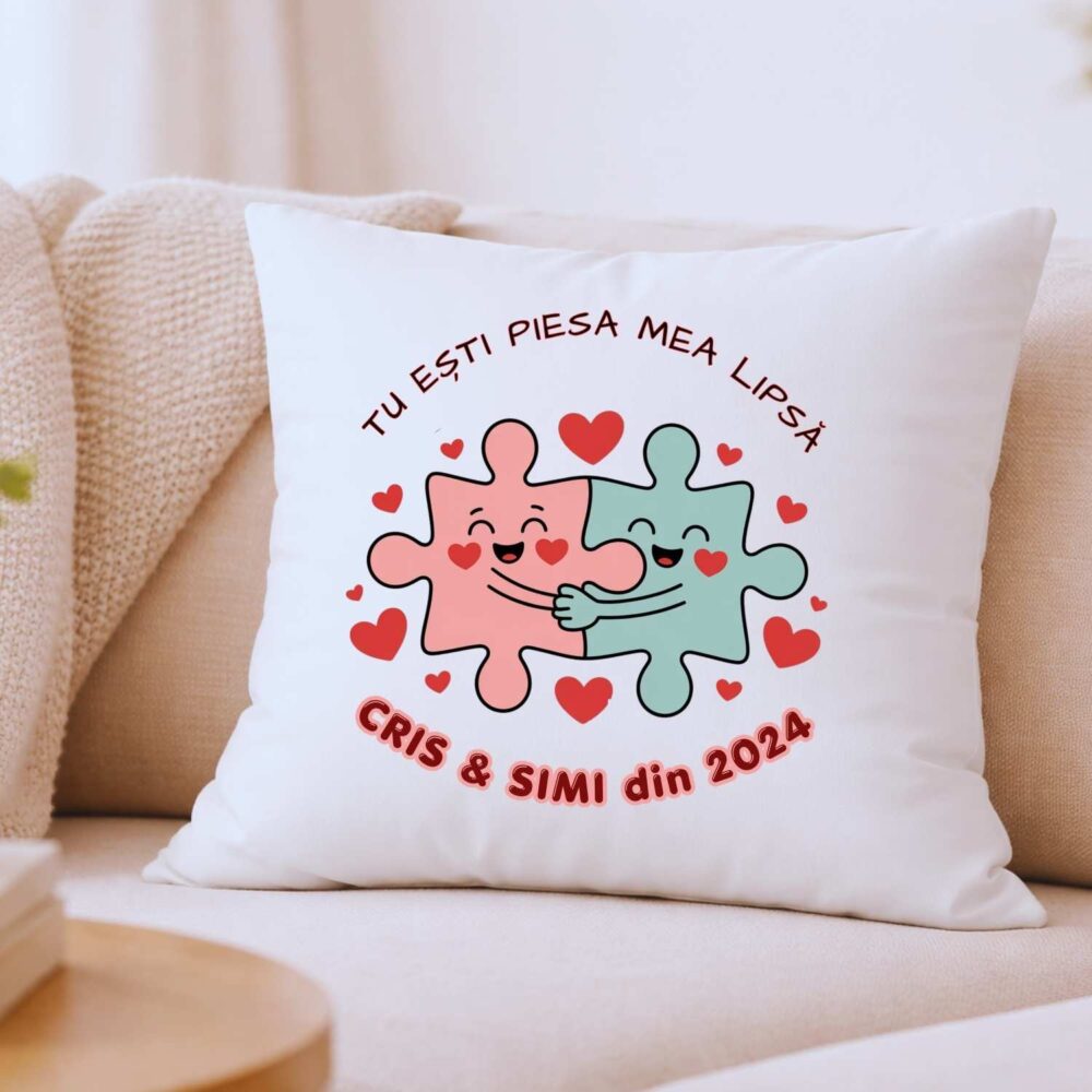 Pernă personalizată Tu ești piesa mea lipsă, model 40x40 pentru cuplu cu nume și an