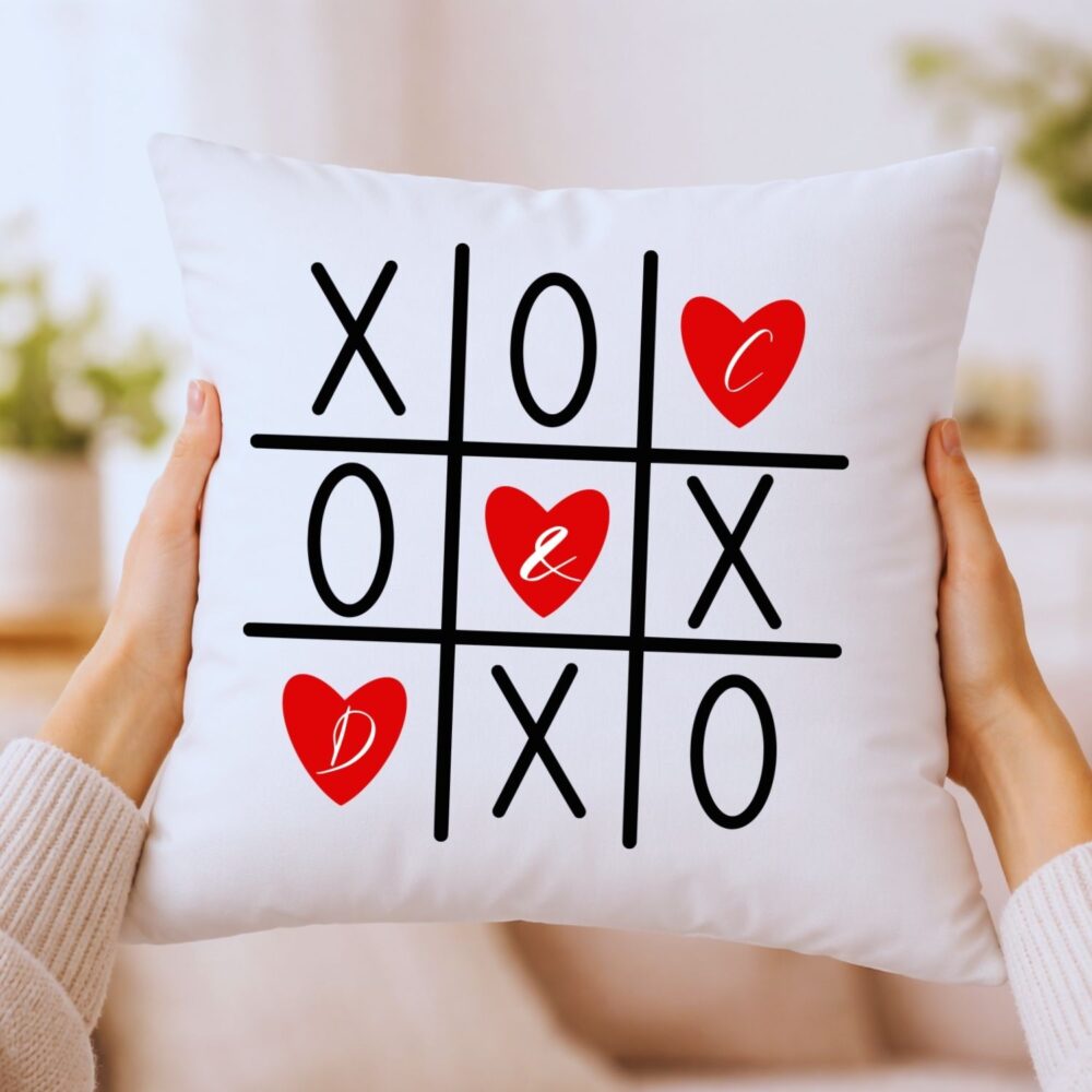Pernă personalizată XOXO model grid cu inimioare 40x40