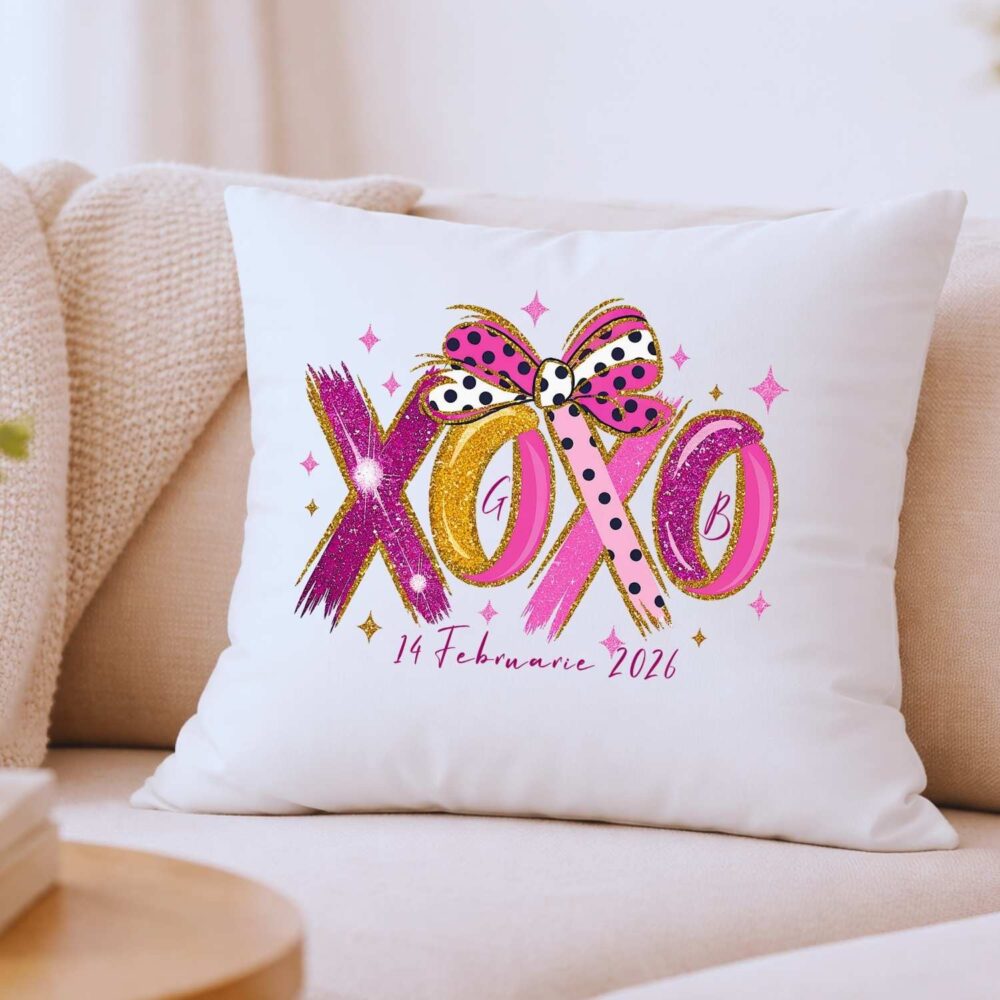 Pernă personalizată XOXO cu fundiță romantică, inițiale și mesaj sau dată, 40x40
