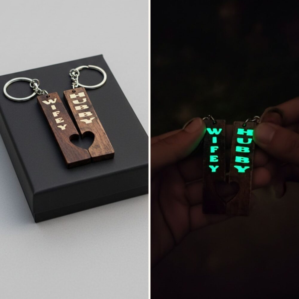 Set cadou 2 brelocuri cuplu din lemn personalizate, ambalare în cutie neagră, glow in the dark – zi/noapte - wifey/hubby