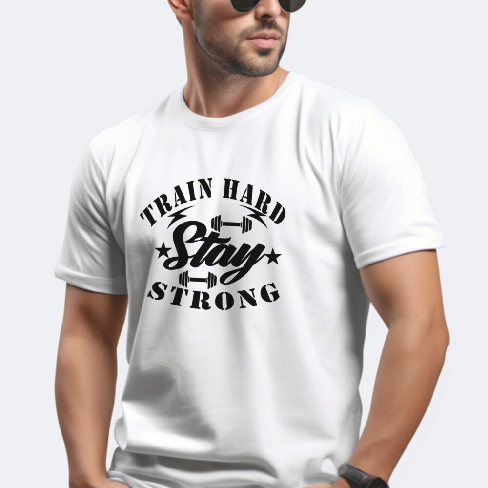Tricou bărbați sala Train Hard Stay Strong – fotografie lifestyle tricou motivational