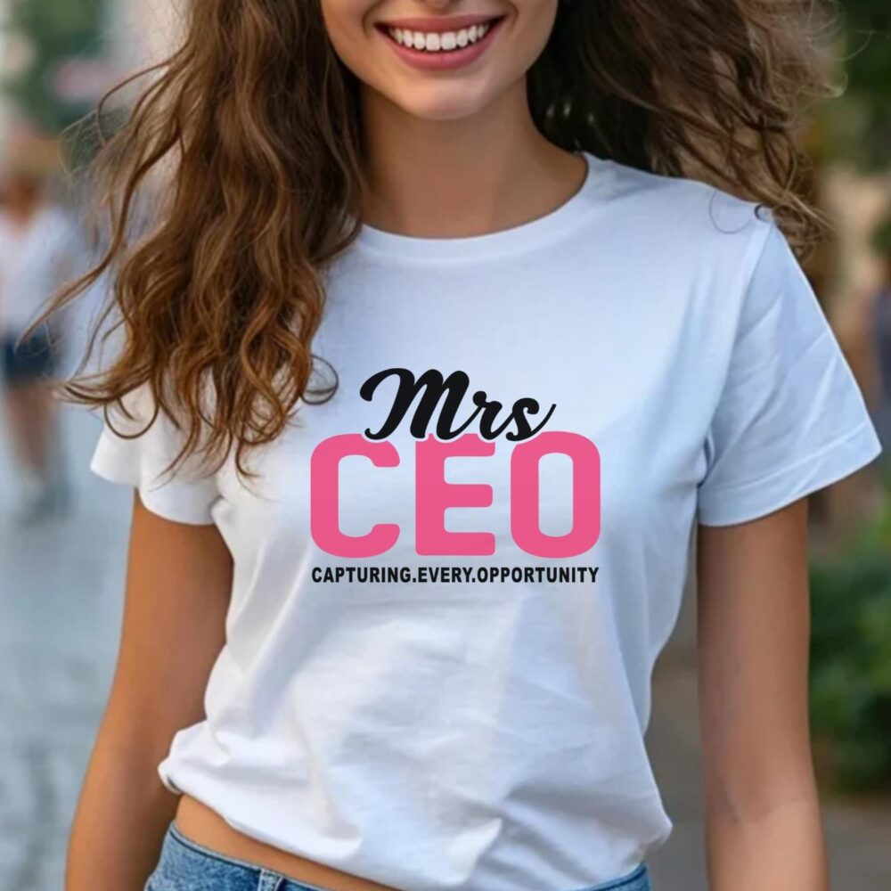 Femeie purtând tricou Mrs CEO – tricou cu mesaj puternic, cadou pentru lideri