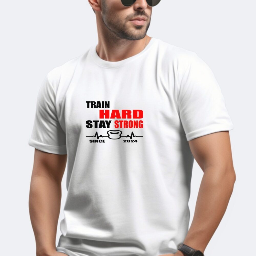 Tricou sală bărbați Train Hard Stay Strong personalizat cu an, model fitness pe tricou alb