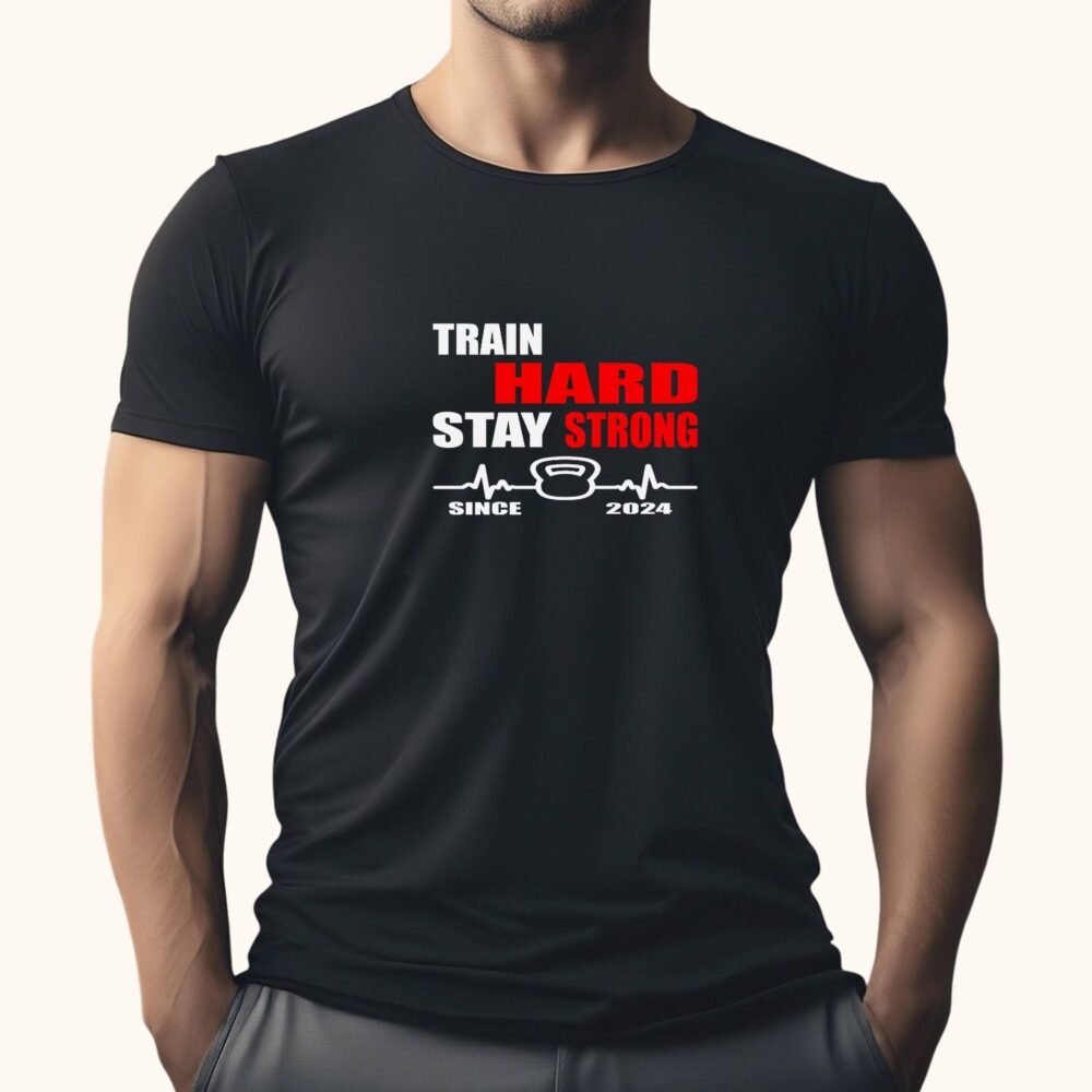 Tricou fitness bărbați Train Hard Stay Strong, design motivațional pentru antrenamente la sală